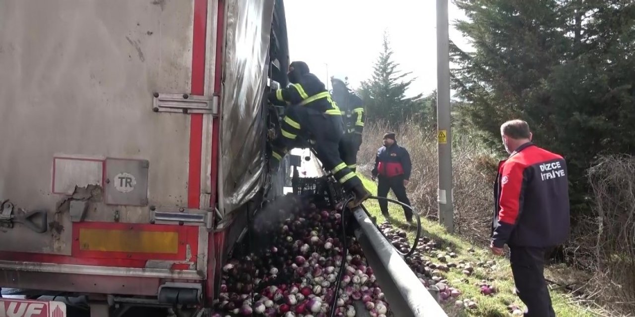 Turp Yüklü Tırın Lastikleri Yandı