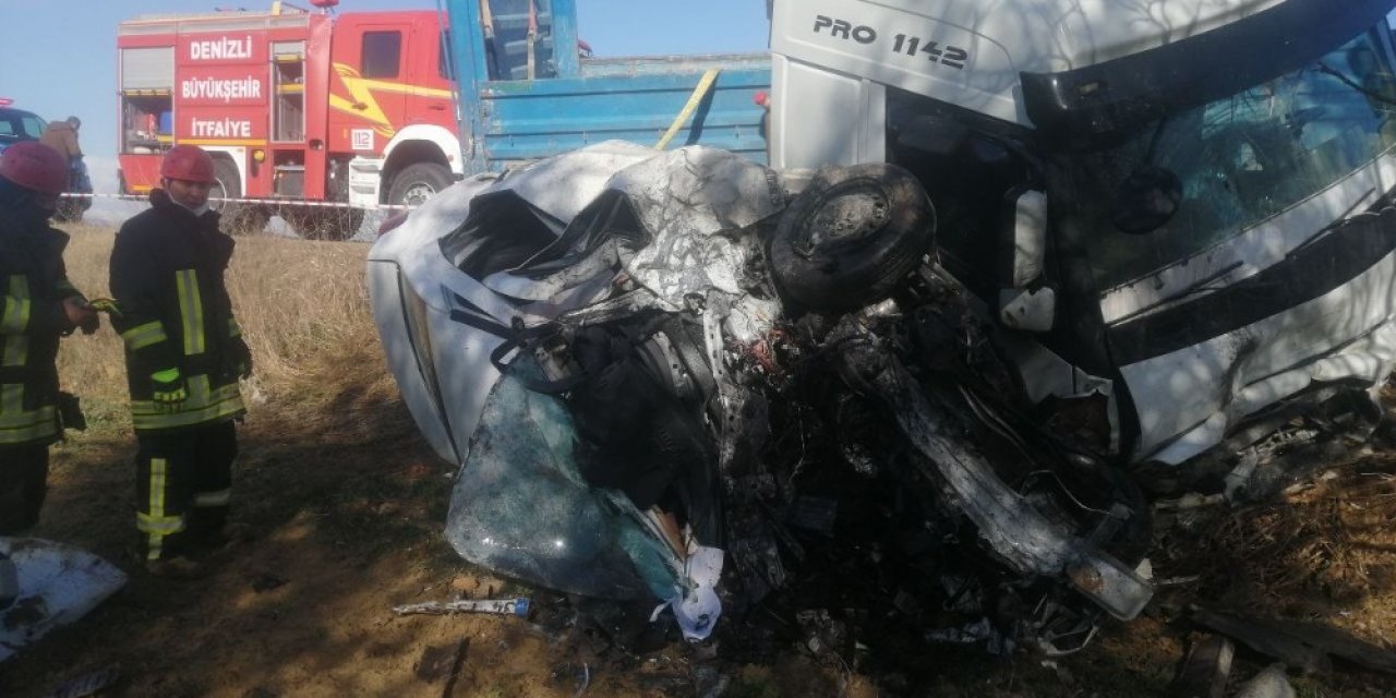 Hatalı Sollama Yapan Tır Karşıdan Gelen Otomobili Ezdi: 1 Ölü, 1 Yaralı