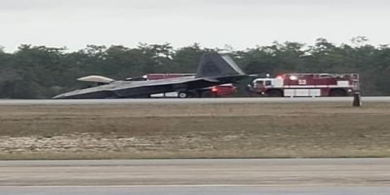Abd’de F22 Savaş Uçağı Burun Üstü Acil İniş Yaptı