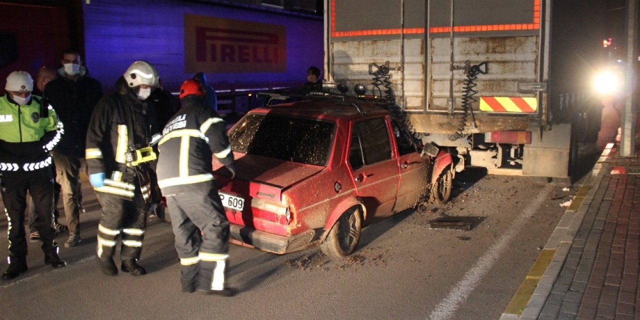 Kamyonun Altına Giren Otomobildeki Sürücü Yaralandı