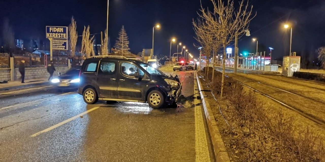 Hafif Ticari Araçlar Çarpıştı, Tramvay Durağı Zarar Gördü