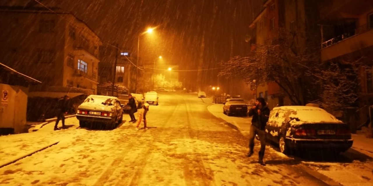 Mart Kapıdan Baktırdı, Denizli’ye Lapa Kapa Kar Yağdı