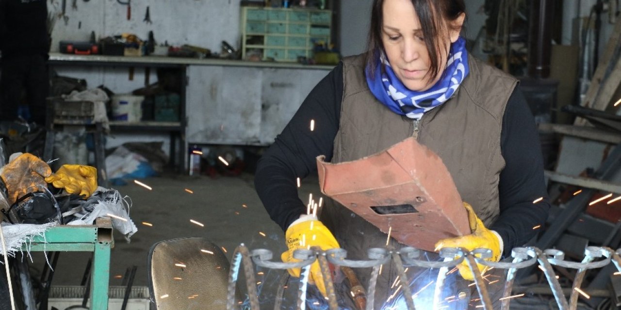 Profil Kesiyor, Kaynak İşliyor, Taşlama Yapıyor