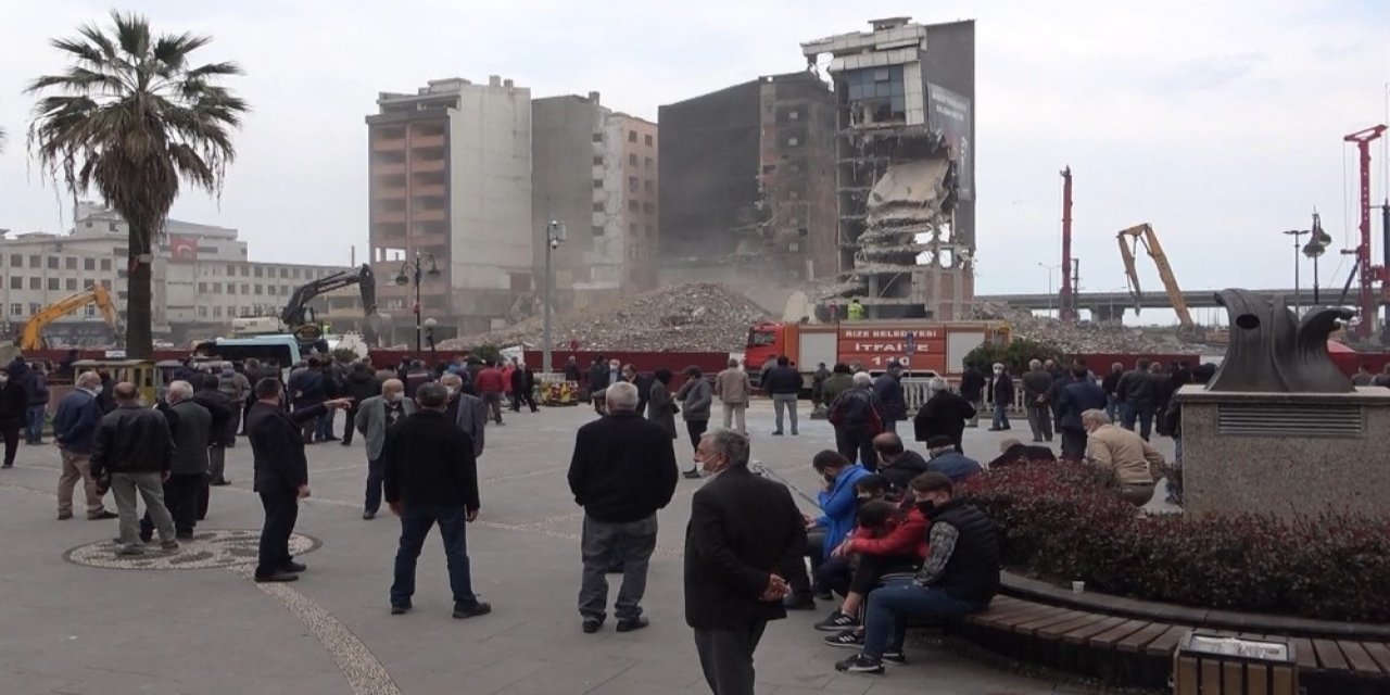Binaların Yıkılmasını Film İzler Gibi İzliyorlar