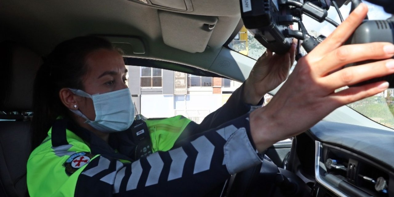 Türkiye’nin Tek Kadın Radar Polisi Antalya’da Hıza Geçit Vermiyor