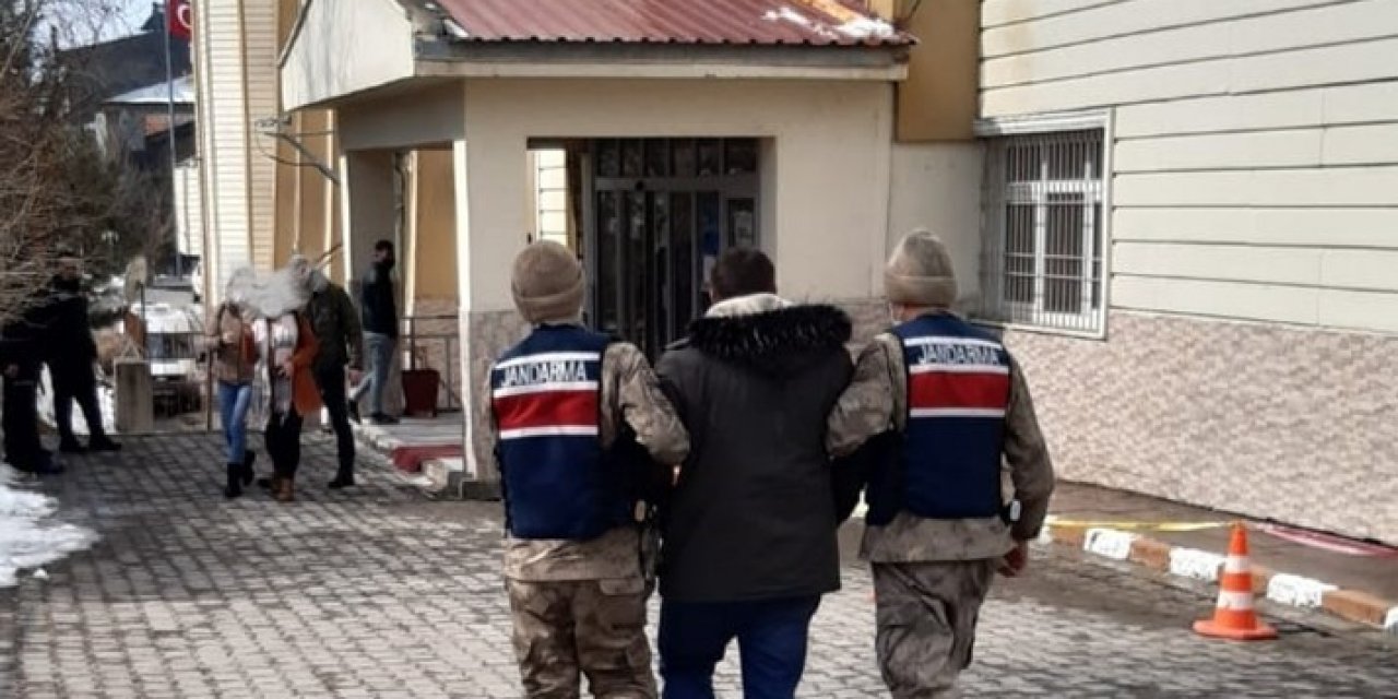 Yurtdışına Kaçmaya Çalışan Firari Yol Kontrolünde Yakayı Ele Verdi