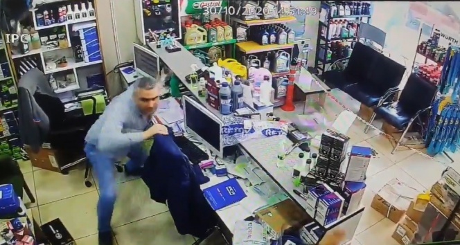 İzmir'deki depremde iş yerinde yaşanan panik anları kamerada