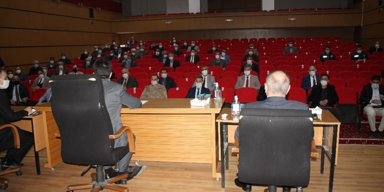 Midyat Kaymakamı Dundar Muhtarlar Toplantısına Başkanlık Yaptı