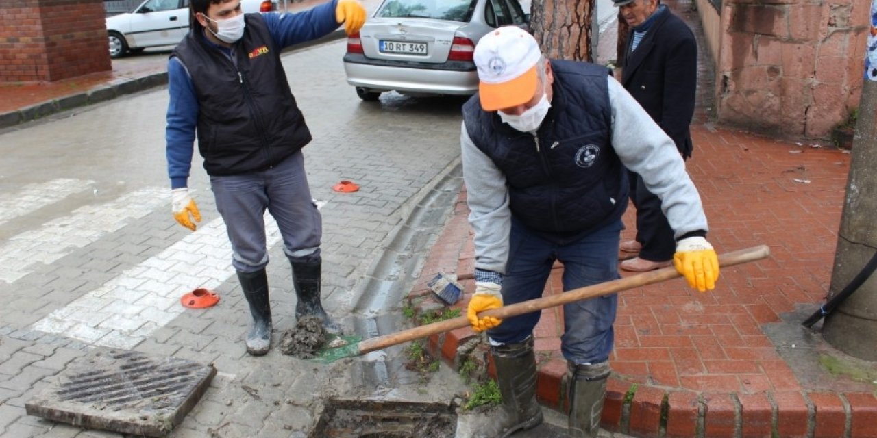 Burhaniye’de Yağmur Suyu Ekibi 24 Saat Görevde