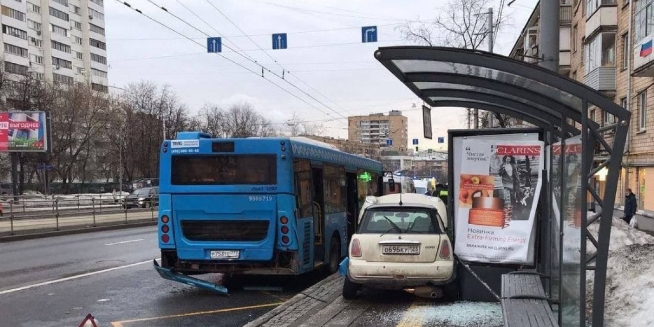 Rusya’da Aşırı Süratli Araç Otobüs Durağına Daldı: 3 Yaralı
