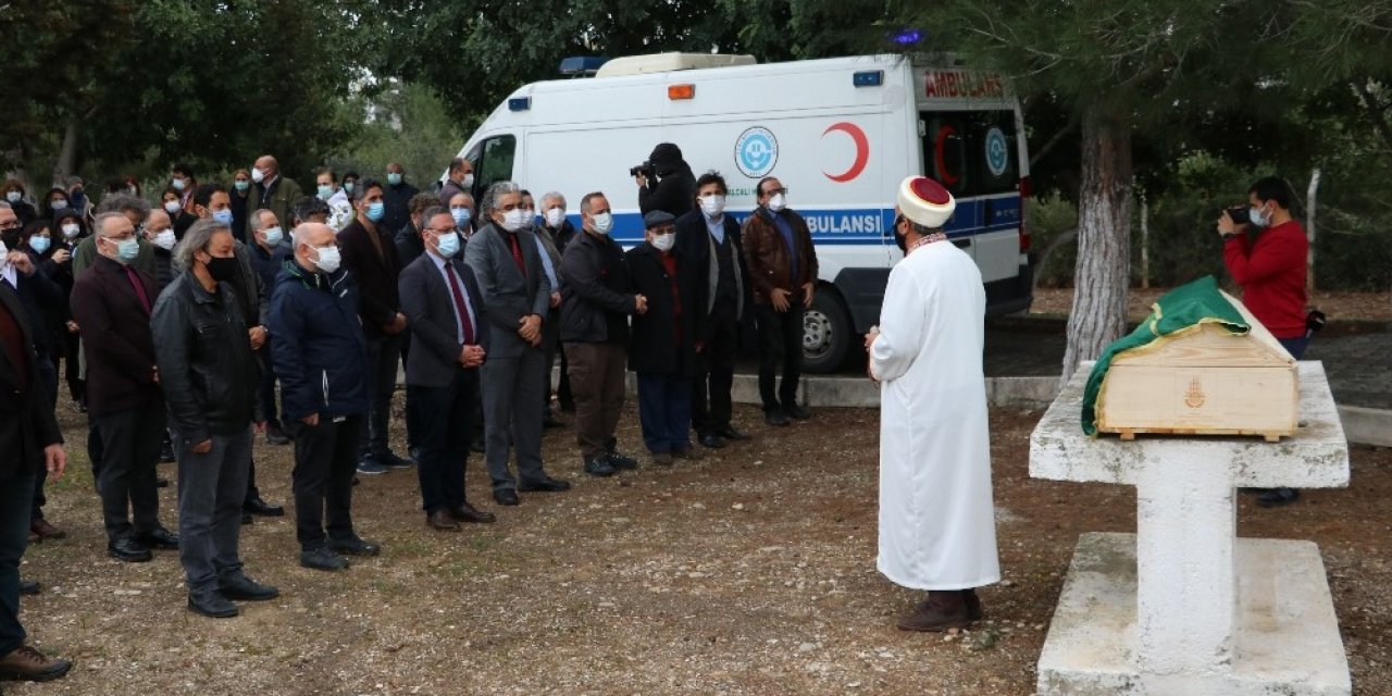 Koronadan Ölen Doktor, Babası İçin Ayrılan Mezara Defnedildi