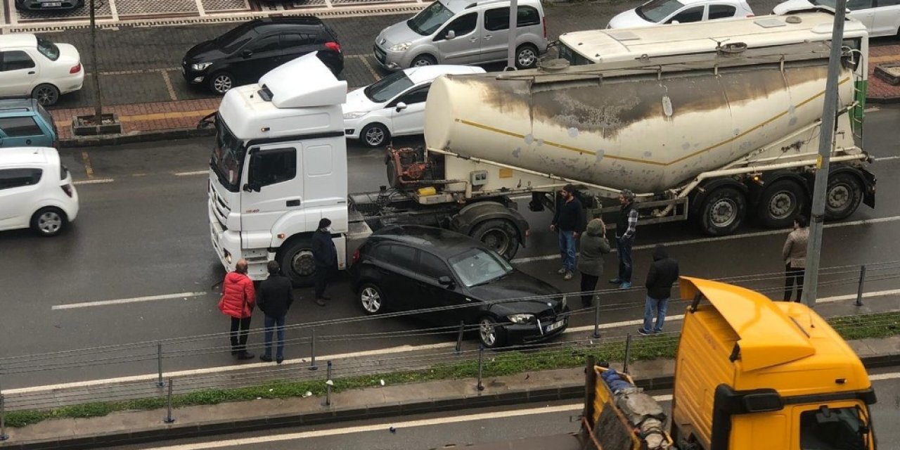 Tır İle Otomobil Çarpıştı