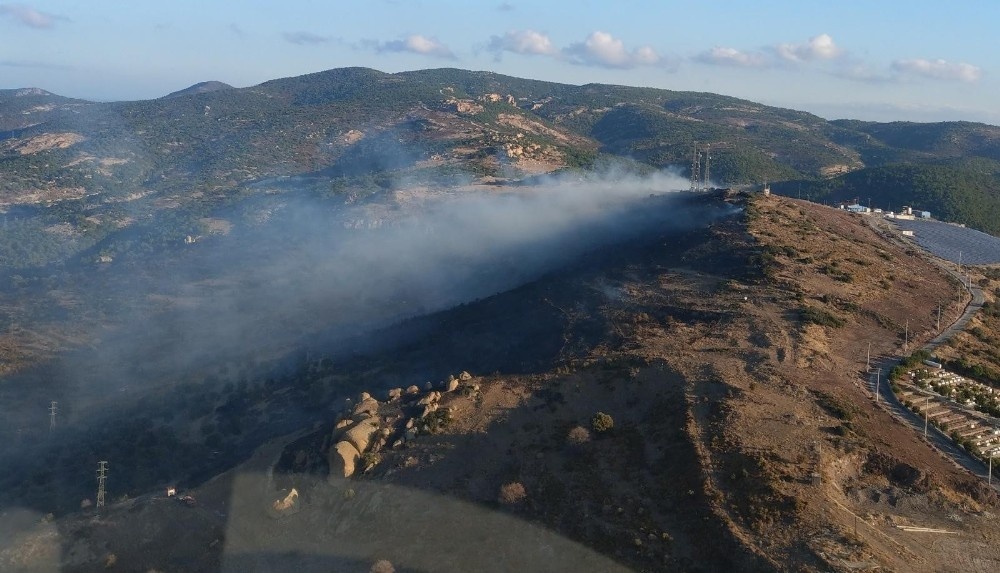 İzmir’de çöplükten çıkarak otluk alana sıçrayan yangın kontrol altında