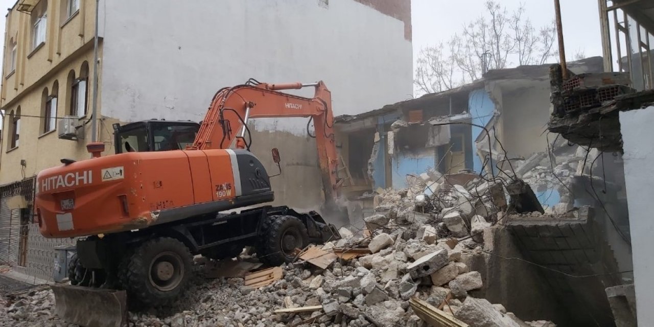 Akdeniz’de İki Metruk Bina Kontrollü Şekilde Yıkıldı