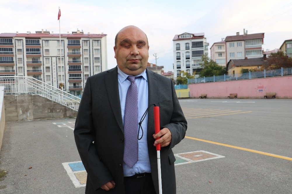 Görme engeli başarısına engel olamadı