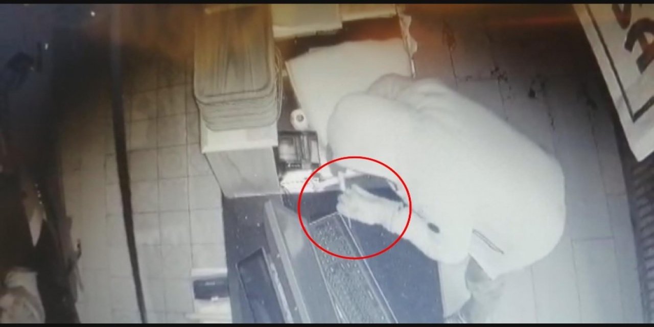 Kasayı Bıçakla Açamayınca Sadaka Kutusunu Alıp Gitti