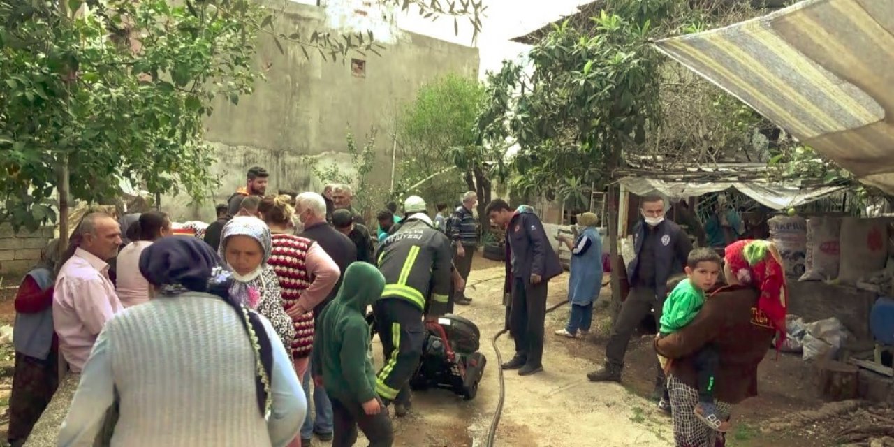 Ev Yangınında Mahalleli Sokağa Döküldü, Pandemi Kuralları Unutuldu