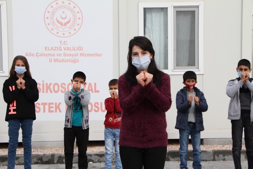 Elazığ’da depremzede çocuklardan,  İzmirli akranlarına ‘sessiz’ destek