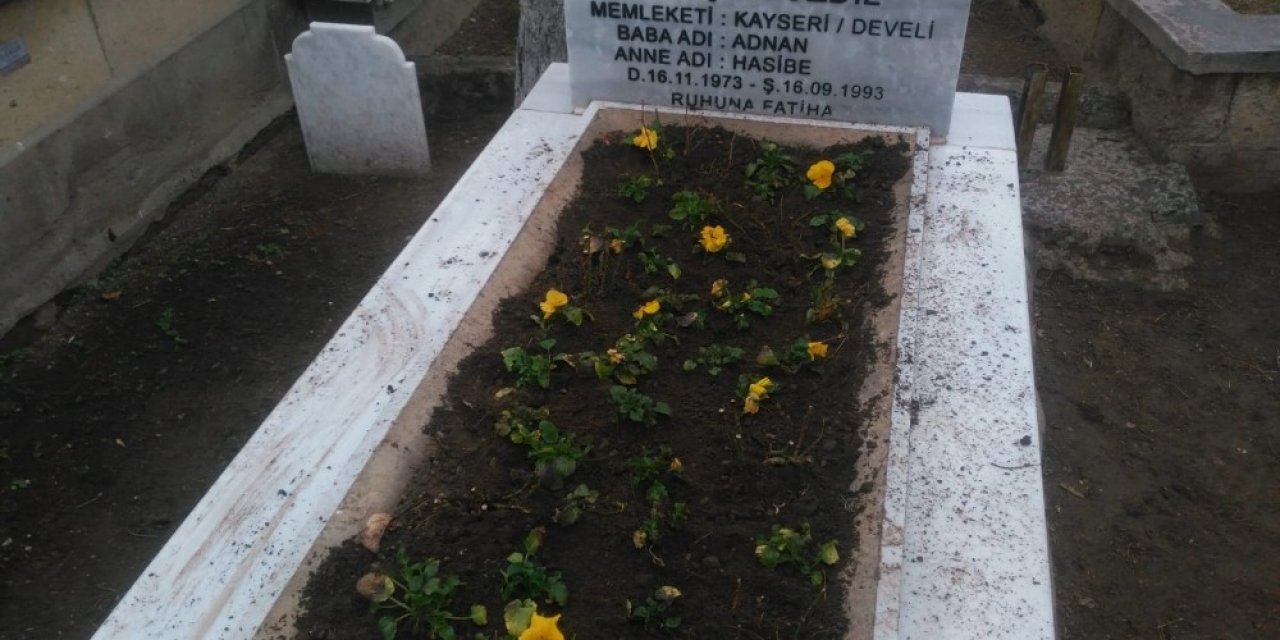 Develi’de Ekipler Şehit Mezarlarını Çiçeklerle Süsledi