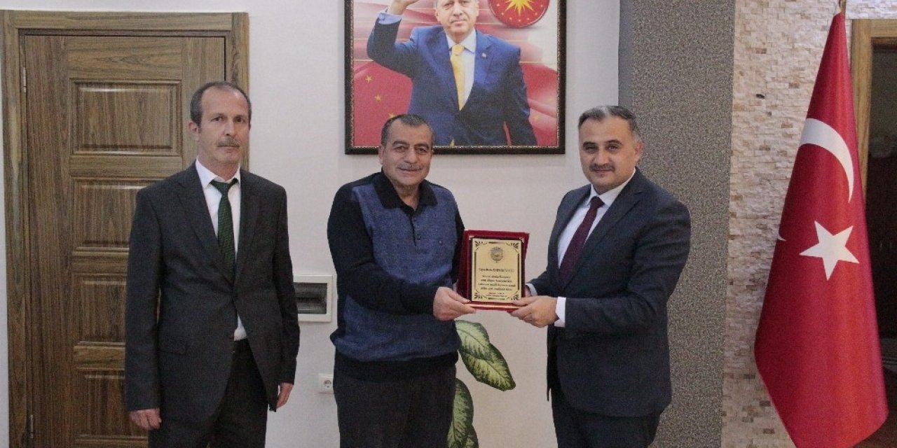 Başkan Mehmet Cabbar’dan Emekli Olan Zabıta Personeline Teşekkür Plaketi
