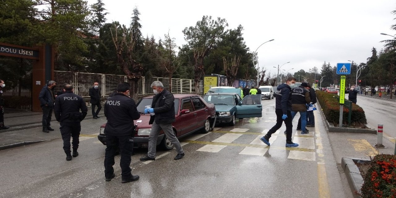 Boşanma Aşamasındaki Eşinin İçerisinde Bulunduğu Araca Silahla Ateş Açtı: 1 Yaralı
