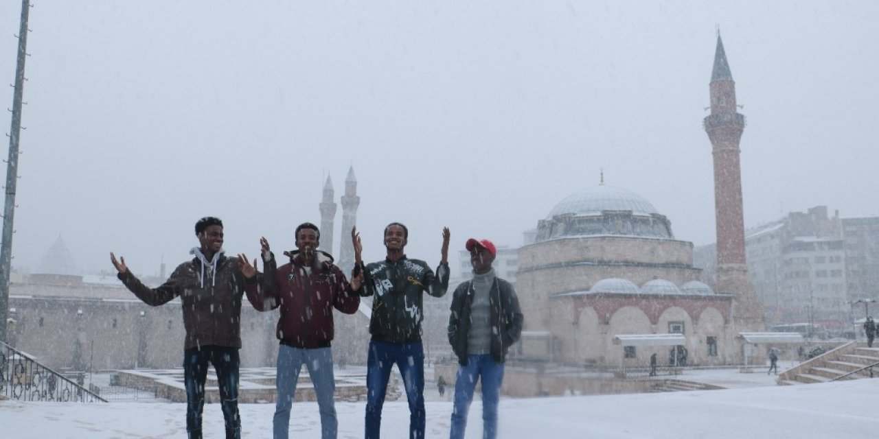 Afrikalı Öğrenciler Mart Ayında Lapa Lapa Yağan Karın Tadını Çıkarttılar