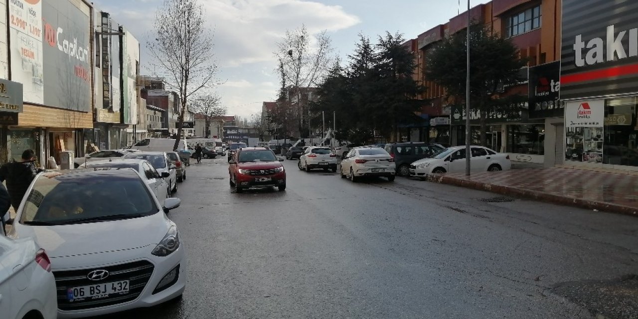 Başkent’te Vinç Park Halindeki İki Otomobili Biçti