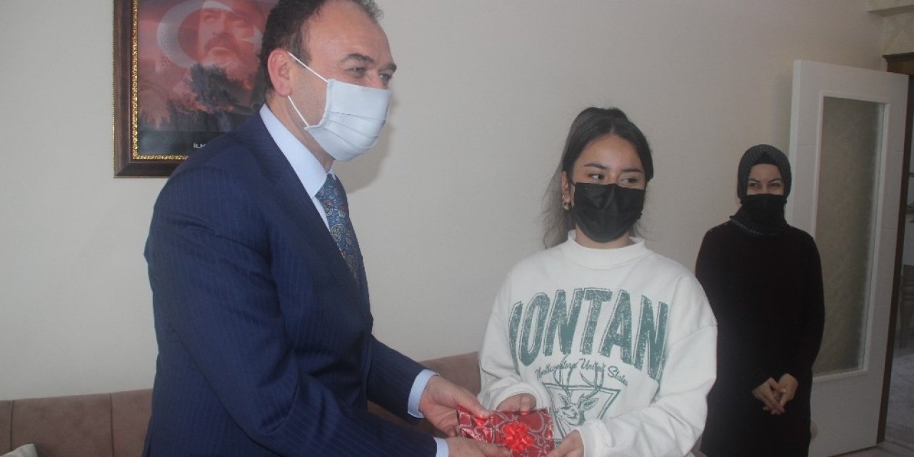 Çandıroğlu’ndan Şehit Kızına Ziyaret