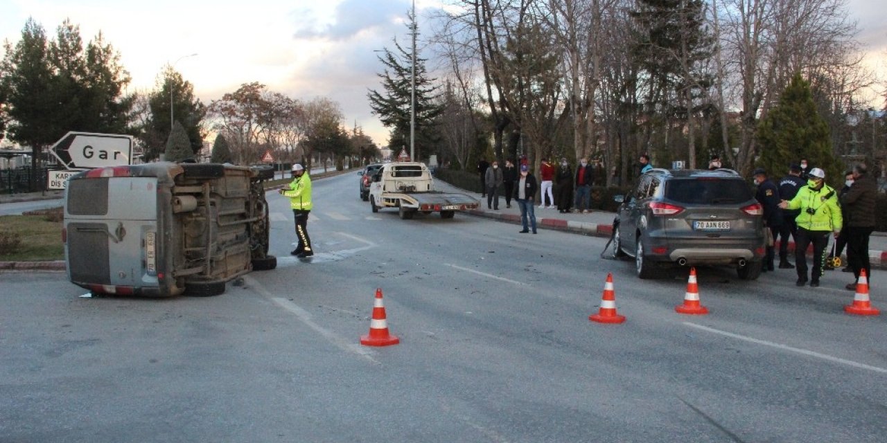 Cip İle Çarpışan Hafif Ticari Araç Yan Yattı: 1 Yaralı