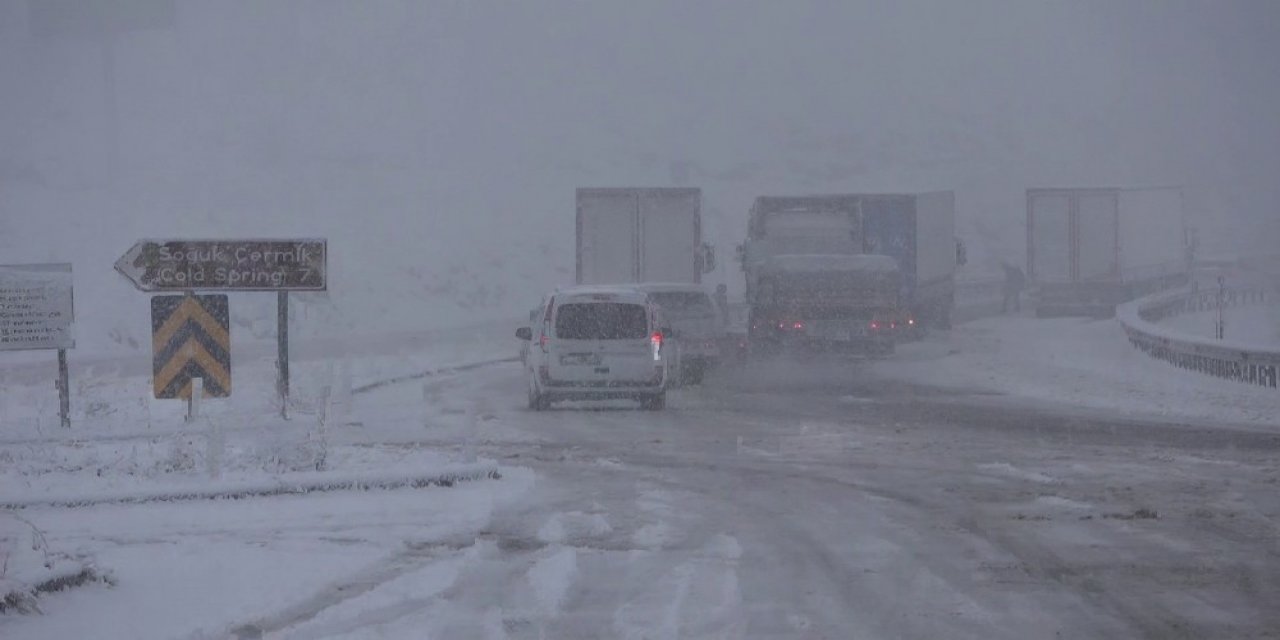 Sürpriz Kar Yolda Bıraktı