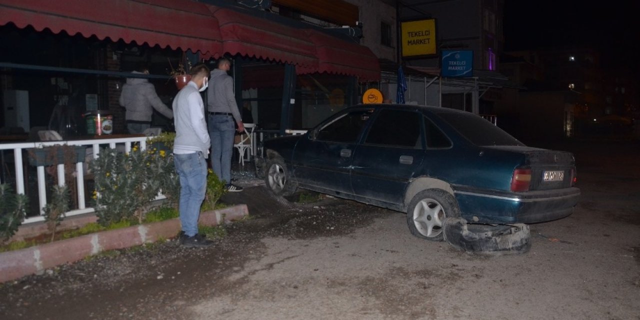 Otomobil İş Yerine Çarptı