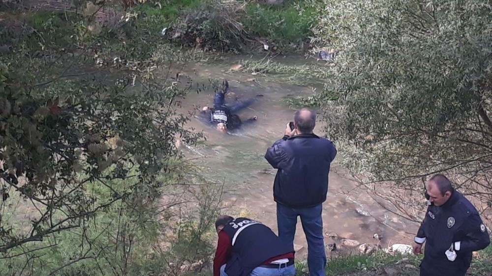 Bursa’da derede esrarengiz ceset...Yanında uyuşturucu aparatı bulundu