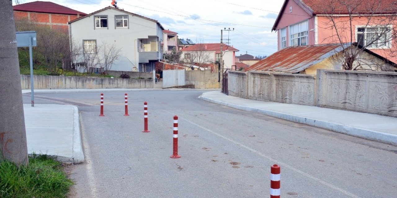 Usulsüz Olarak Yol Geçtiğini İddia Ettiği Arsasını Dubalarla Kapatarak Nöbet Tuttu