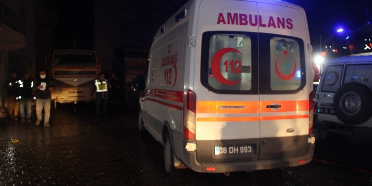 Yusufeli Dereiçi Köyündeki Yangında Soğutma Çalışmaları Devam Ediyor