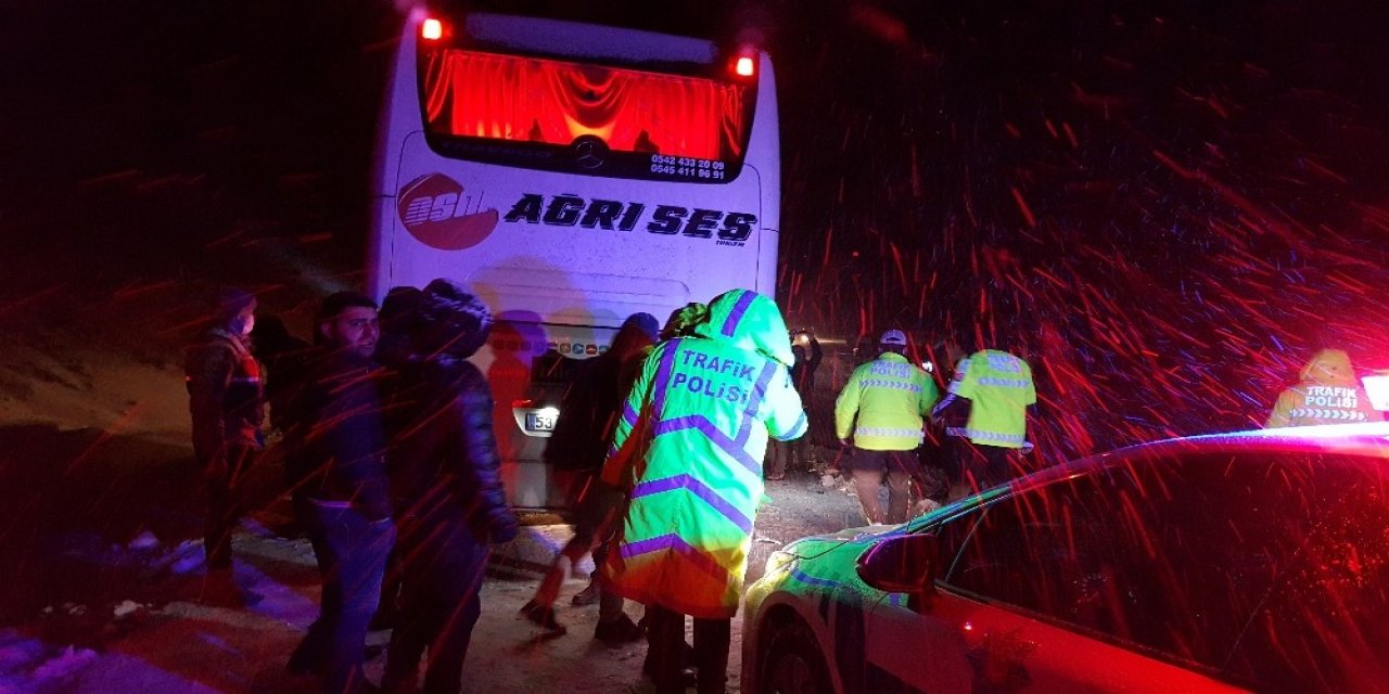 Erzincan’da Yolcu Otobüsüyle Tır Çarpıştı: 4 Yaralı