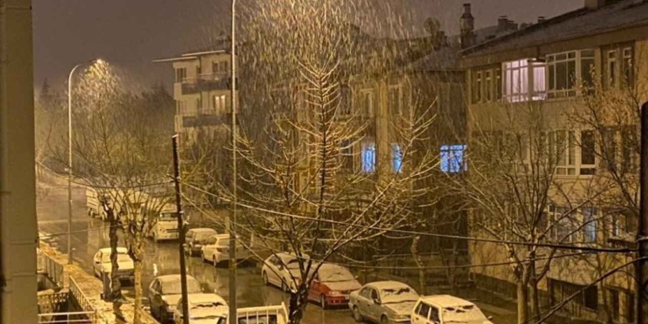Afyonkarahisar’da Gece Yarısı Kar Yağışı Sürprizi