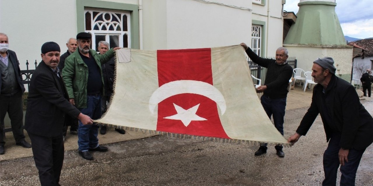 Dedelerinden Kalan 300 Yıllık Bayrağa Gözleri Gibi Bakıyorlar