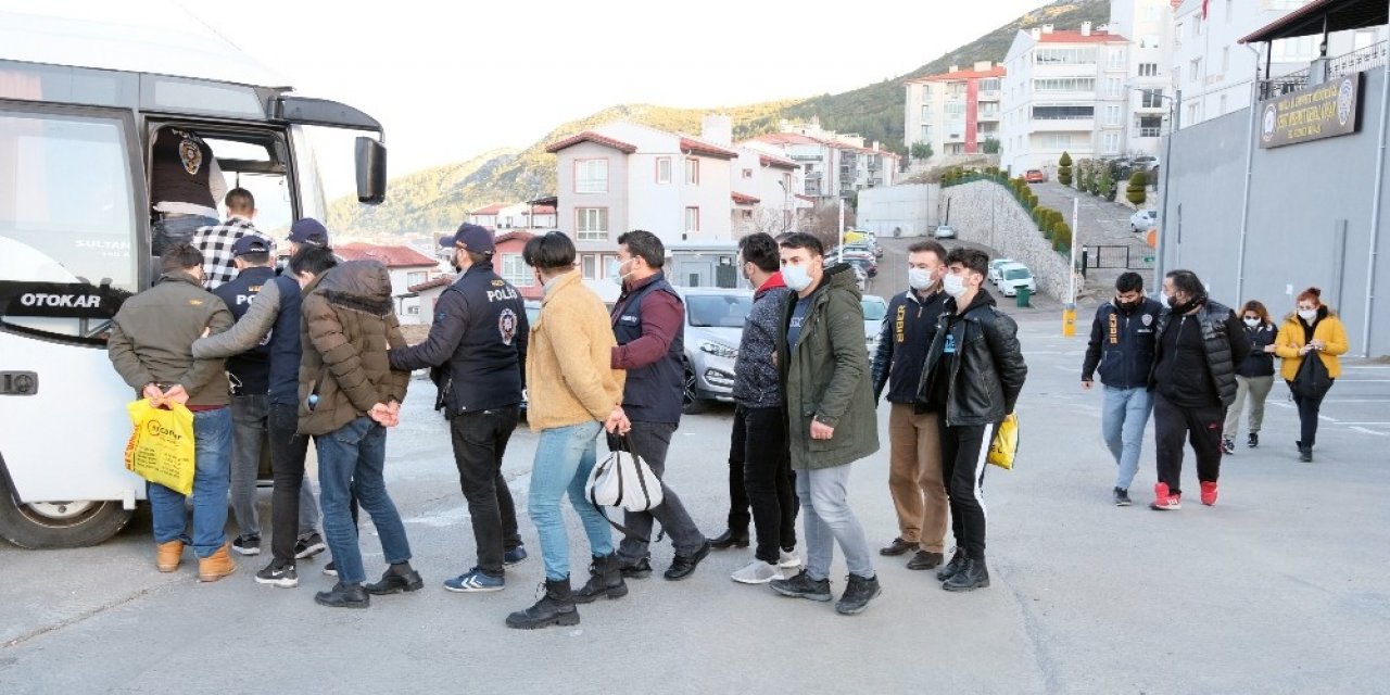 Siber Dolandırıcılar Adliyeye Sevk Edildi