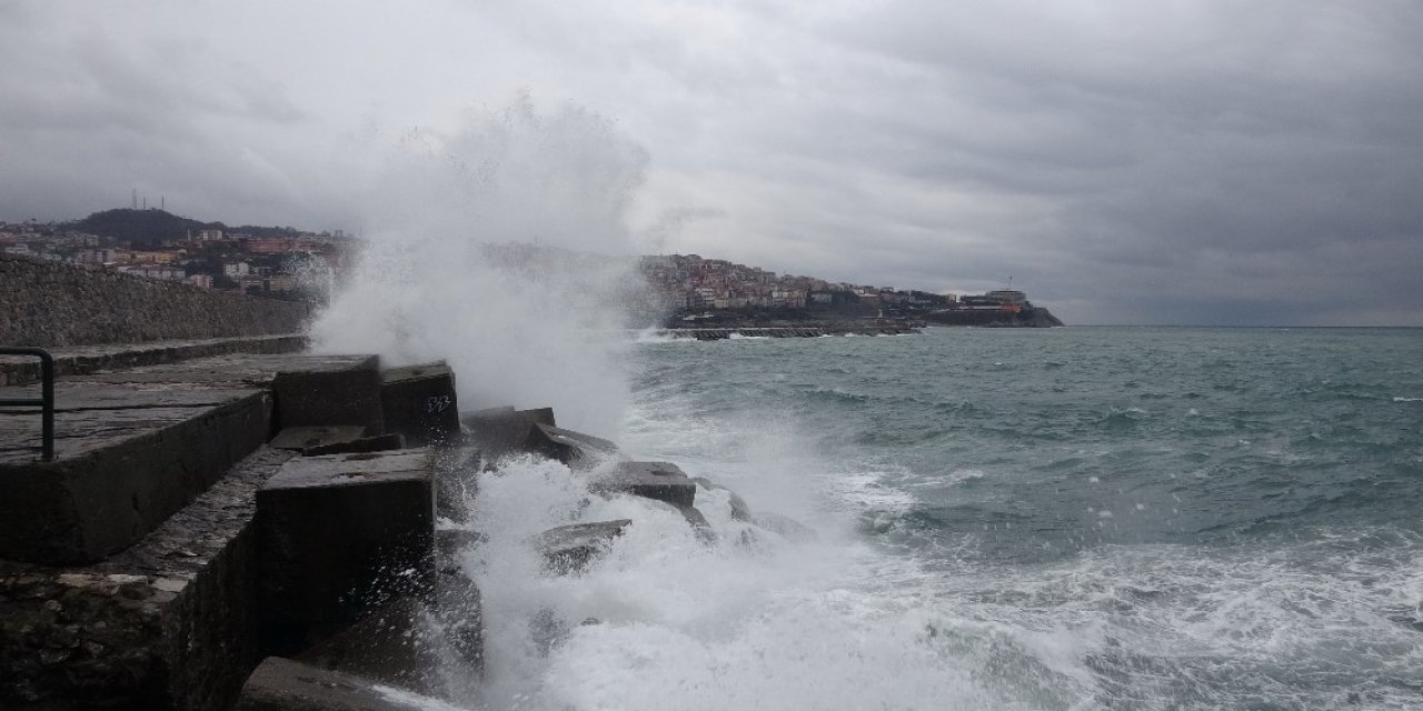 Zonguldak’ta Dalgalar Mendireği Aştı, Yük Gemisi Beşik Gibi Sallandı