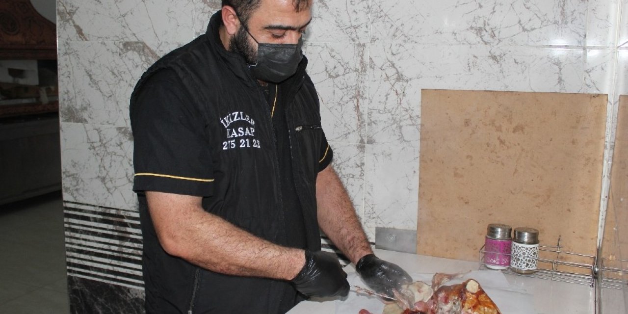 İ̇zmirlilerin Vazgeçilmez Lezzeti Közde Şiş Kuzu Kelle