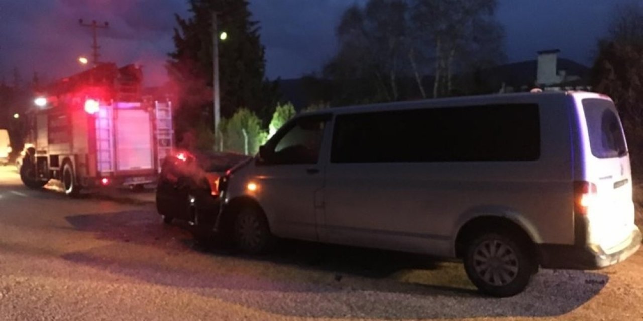 Kamyonet İle Otomobil Kafa Kaya Çarpıştı, 2 Kişi Yaralandı