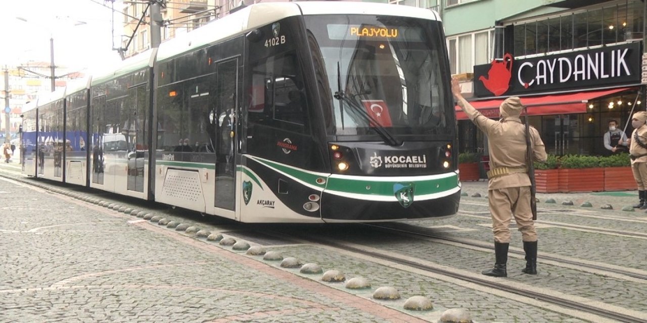 "dur Yolcu" Diyen Askerler Tramvayın Önünü Kesti