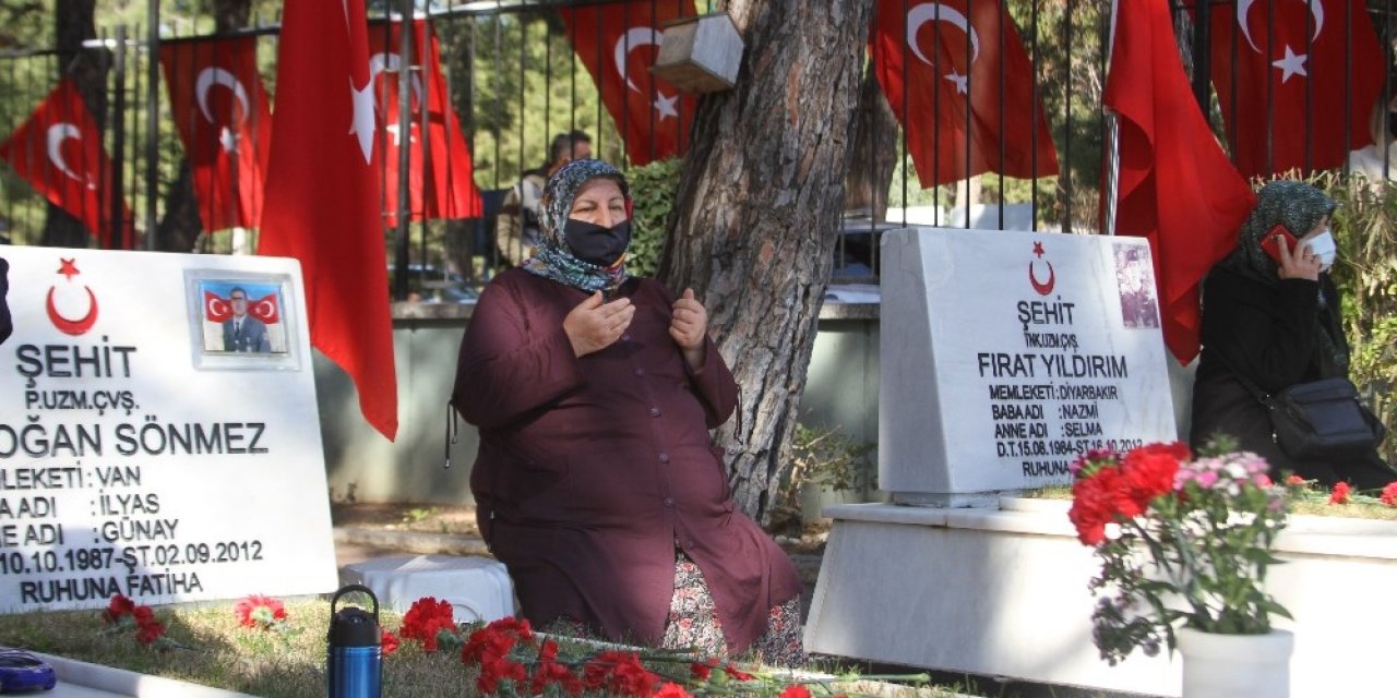 Antalya Şehitliğinde Duygusal Anlar