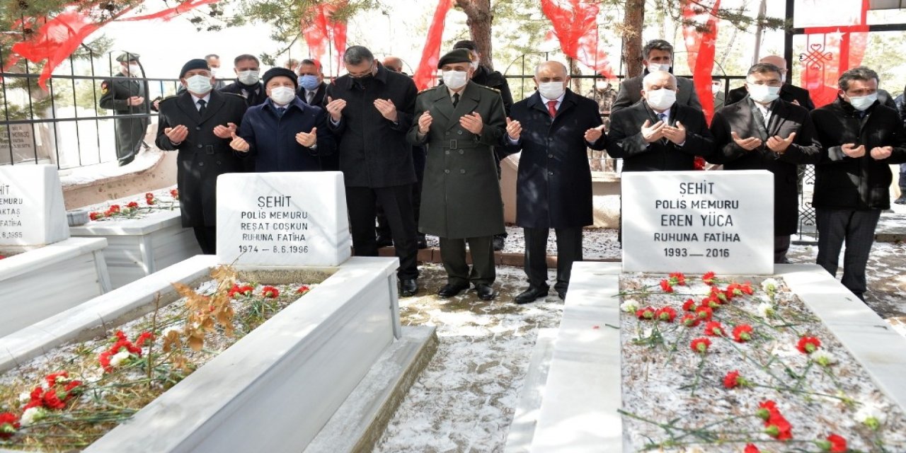 Erzurum Şehitliğinde 18 Mart Töreni