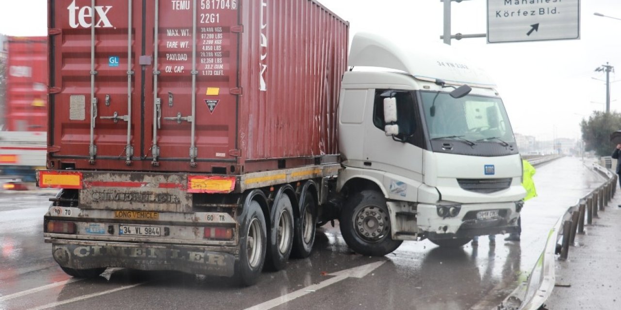 Bariyerlere Çarpan Tırın Sürücüsü Burnu Bile Kanamadan Kurtuldu