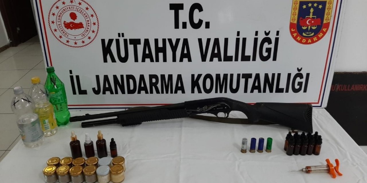 Kütahya’da Cinsel İçerikli Ürünler Ve Ruhsatsız Av Tüfeği Ele Geçirildi