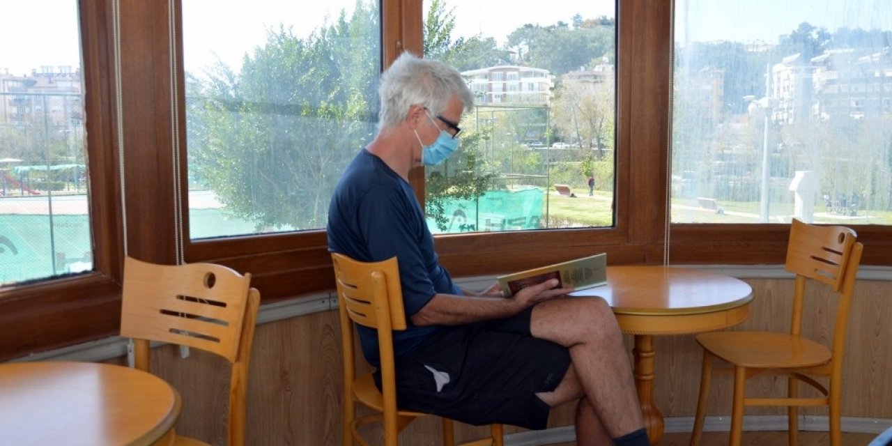 Bu Kafede Kitap Okuyana Çay Ücretsiz