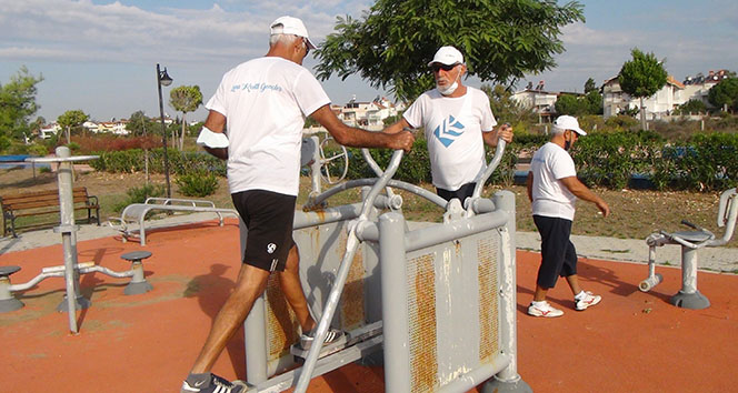 Salgın sebebiyle geldikleri yazlıkta sabahları bir araya gelip düzenli spor yapıyorlar