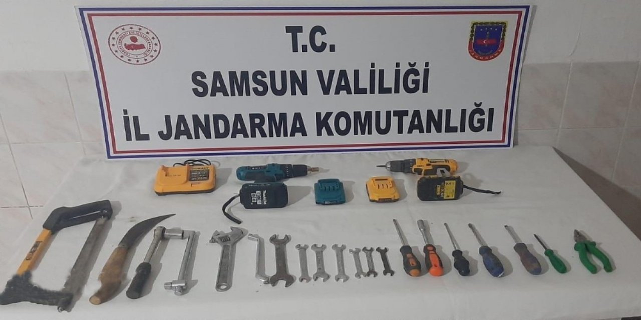 Bafra’da Eski Tütün Deposunun Çatısını Sökmeye Çalışan 5 Kişi Yakalandı