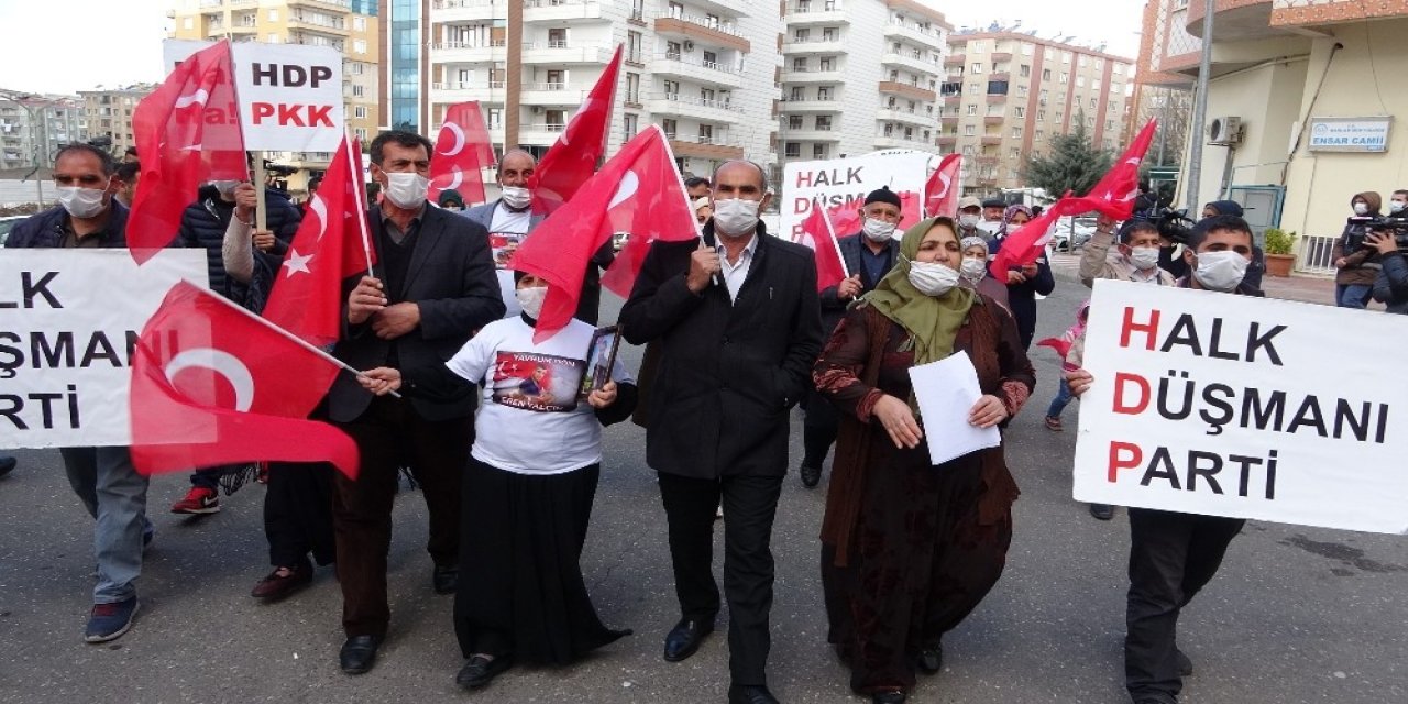Evlat Nöbetindeki Aileler, Hdp’nin Kapatılması İçin Yürüyüş Yaptı